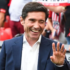 Con los banquillos en el aire