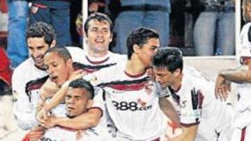 <b>LANZADOS. </b>Los futbolistas del Sevilla asumen ya la Liga como un reto alcanzable a final de temporada.