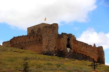 Más de 200 años después, en 1511, tras una nueva disputa el pueblo fue maldito a través del salmo 108. Los rumores y leyendas cuentan que en Trasmoz se ejerce la brujería, y que el Moncayo es una zona mágica. Esos rumores hablaban de sacrificios de niños, tormentas provocadas o incluso bailes con el mismísimo diablo. Dicen que su última y más temida bruja, La Tia Casca, fue asesinada en1860.