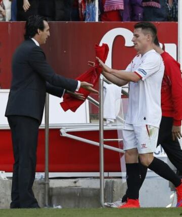 Unai Emery, técnico del Sevilla, felicita a Kevin Gameiro tras el cambio