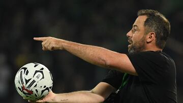 Nacional's Argentine head coach Juan Pablo Pumpido gestures during the Copa Libertadores' second round second leg football match between Colombia's Atletico Nacional and Paraguay's Nacional at the Atanasio Girardot stadium in Medellin, Colombia, on February 28, 2024. (Photo by Jaime SALDARRIAGA / AFP)