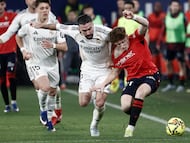 PAMPLONA, 21/02/2026.- El centrocampista de Osasuna Víctor Muñoz (d) lucha con Dani Carvajal, del Real Madrid, durante el partido de la jornada 25 de LaLiga que disputan CA Osasuna y Real Madrid, este sábado en el estadio de El Sadar de Pamplona. EFE/Jesús Diges