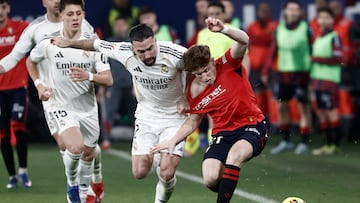 Víctor Muñoz pelea un balón con Carvajal durante el partido ante el Real Madrid.