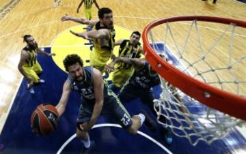 El jugador del Real Madrid Sergio Llull supera a los jugadores del Fenerbahce durante un partido de la Euroliga. 