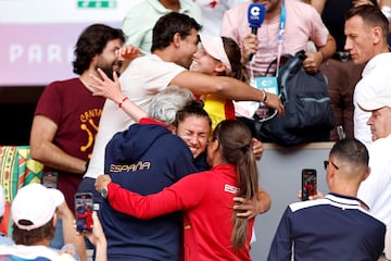 Sorribes se abraza al doctor Ángel Ruiz Cotorro y a la capitana, Anabel Medina.