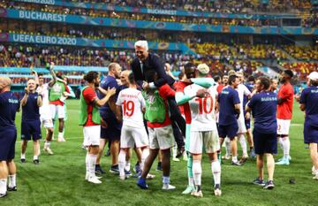 La selección de Suiza celebra la clasificación para los cuartos de final tras ganar a Francia en la tanda de penaltis.