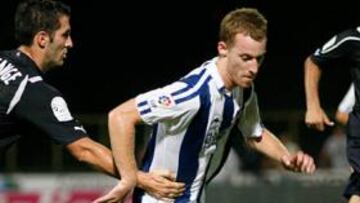 <b>RECORTANDO DISTANCIAS. </b>Zurutuza se zafa de los rivales para marcar el único gol realista.