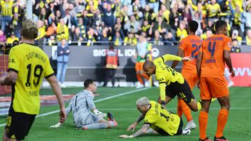 Soccer Football - Bundesliga - Borussia Dortmund v VfL Wolfsburg - Signal Iduna Park, Dortmund, Germany - September 23, 2023 Borussia Dortmund's Marco Reus scores their first goal REUTERS/Wolfgang Rattay DFL REGULATIONS PROHIBIT ANY USE OF PHOTOGRAPHS AS IMAGE SEQUENCES AND/OR QUASI-VIDEO.