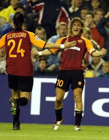 La leyenda de la Roma gustaba mucho en la casa blanca. Recibió los aplausos del Bernabéu en dos ocasiones distintas: en su visita en la fase de grupos de la Champions League el 30 de octubre de 2002  (en la foto) y, en el partido de vuelta de los octavos de final de la Champions League el 8 de marzo de 2016.