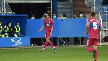 VITORIA-GASTEIZ, SPAIN - OCTOBER 18: Pere Milla of Elche CF celebrates after scoring his team's first goal during the La Liga Santander match between Deportivo Alaves and Elche CF at Estadio de Mendizorroza on October 18, 2020 in Vitoria-Gasteiz, Spa