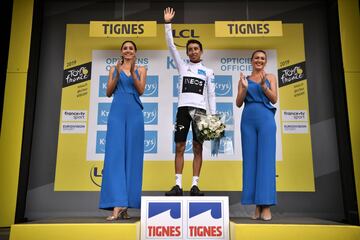 Egan Bernal se convirtió en el tercer colombiano de toda la historia en vestir el Mailot amarillo. Emotivo momento del nacido en Zipaquirá. 