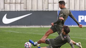 Vitolo y Jo&atilde;o F&eacute;lix en el entrenamiento dle Atl&eacute;tico