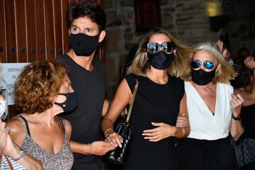 La hija de la presentadora, Anna Ferrer Padilla, acompa?ada de familiares y amidos durante el entierro de Antonio Juan Vidal.