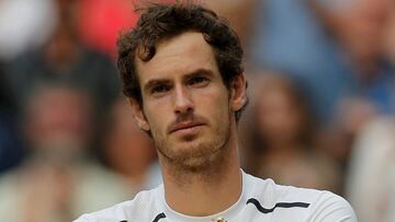 Andy Murray posa con el trofeo de campe&oacute;n de Wimbledon de 2016.