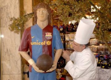 El artesano pastelero Ramón Prats haciendo la figura de chocolate de Puyol. (30/03/2007)