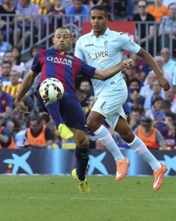 El defensa argentino del Barcelona, Javier Mascherano despeja la pelota ante el delantero marroquí del Granada, Youssef El Arabi.