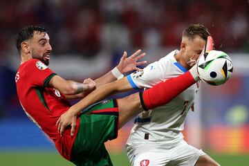 Patada de Bruno Fernandes, de Portugal, a Antonin Barak, de la selección de Chequia.