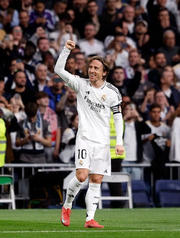 Latigazo de volea del croata tras el rechace de un crner que entra por la escuadra. El baln le lleg en la frontal y no se lo pens. Modric control y dispar de volea. Hasta Bellingham se puso de pie en el palco para celebrarlo. El Bernabu core su nombre.