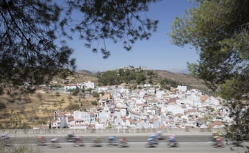 El pelotón cruza a toda velocidad el pueblo malagueño de Monda.