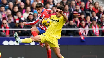 Soccer Football - LaLiga - Atletico Madrid v Villarreal - Metropolitano, Madrid, Spain - January 25, 2025 Atletico Madrid's Giuliano Simeone in action with Villarreal's Sergi Cardona REUTERS/Ana Beltran