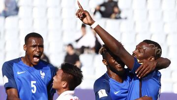 KHC02 CHEONAN (COREA DEL SUR) 25/05/2017.- El jugador francés Marcus Thuram (d) celebra un gol con sus compañeros durante un partido de la fase de grupos de la Copa del Mundo FIFA sub-20 entre Vietnam y Francia celebrado en Cheonan (Corea del Sur) hoy, 25 de mayo de 2017. EFE/Kim Hee-Chul
