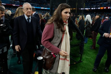El presidente del Real Madrid, Florentino Pérez, y Teresa Urquijo, esposa del alcalde de Madrid, José Luis Martínez Almeida en el Estadio Santiago Bernabéu. 