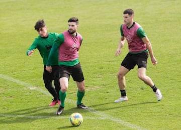 Yeray, Satrústegui y Mantilla, del Racing, entrenando en La Albericia.se produjo durante el entrenamiento