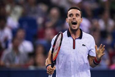Murray lifts Shanghai title and closes in on number one spot