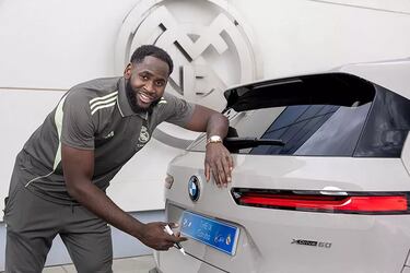 La plantilla del Real Madrid Baloncesto recibe sus nuevos coches