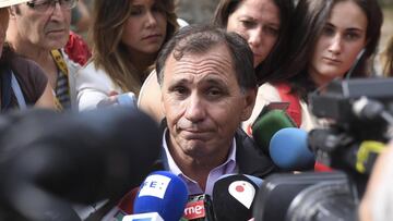 Adrián Federighi, cuñado de Blanca Fernández Ochoa, atiende a los medios de comunicación durante las labores de búsqueda de la exesquiadora.