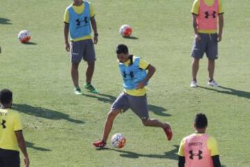 Santiago, 5 de marzo de 2016
La hinchada de Colo Colo realiza el Arengazo para alentar al equipo antes del Colo Colo v Universidad Catolica de este fin de semana.
Ramon Monroy/Aton Chile