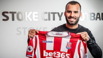 Jesé Rodríguez poses with the Stoke City shirt.