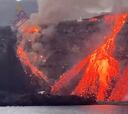 Dos montañas de lava siguen creciendo y rellenando la playa de Los Guirres junto a la fajana
