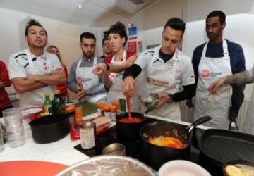 Alexis Sánchez, junto a Santi Cazorla, inauguraron un centro para indigentes en Soho, Londres.