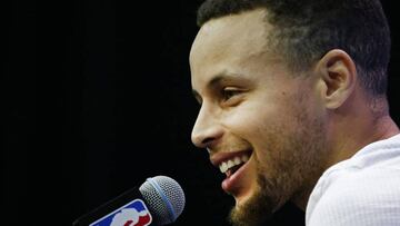 LWS111. Oakland (United States), 12/06/2016.- Golden State Warriors player Stephen Curry speaks to the media during their NBA Finals practice and media availability at Oracle Arena in Oakland, California, USA, 12 June 2016. (Baloncesto, Estados Unidos) EFE/EPA/LARRY W. SMITH CORBIS OUT