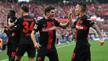 Los jugadores del Bayer celebran la victoria ante el Colonia.