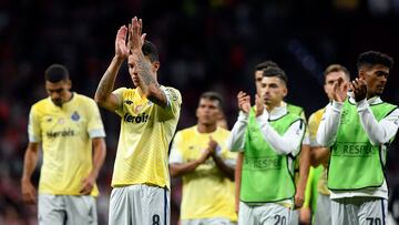 Matheus Uribe y sus compañeros del Porto tras la derrota ante Atlético de Madrid por Champions League.