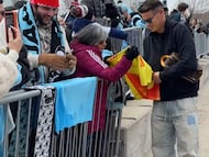 James firma autógrafos en Minnesota