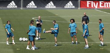 La plantilla del Real Madrid entrenándose antes de viajar a Kiev. 