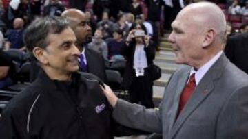 Vivek Ranadive, due&ntilde;o de los Kings, saluda a George Karl.