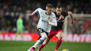 VALENCIA, SPAIN - FEBRUARY 11: Samu Castillejo of Valencia CF controls the ball whilst under pressure from Inigo Lekue of Athletic Club during the LaLiga Santander match between Valencia CF and Athletic Club at Estadio Mestalla on February 11, 2023 in Valencia, Spain. (Photo by Aitor Alcalde/Getty Images)