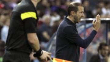 Nenad Bjelica da instrucciones a sus jugadores en el Calder&oacute;n. 