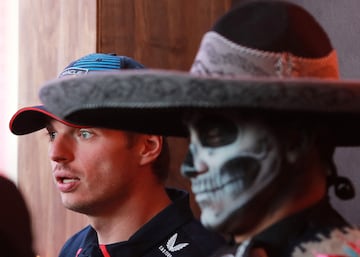 Max Verstappen junto a una persona vestida de catrín previo al Gran Premio de la Ciudad de México.