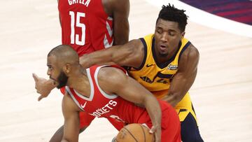 GFX27. Salt Lake City (United States), 06/05/2018.- Houston Rockets center Clint Capela (L) of Switzerland sets a pick on Utah Jazz guard Donovan Mitchell (R) as Houston Rockets guard Chris Paul (C) drives the ball in the second half of the NBA Western Conference Semifinals playoff basketball game four between the Houston Rockets and the Utah Jazz at the Vivint Smart Home Arena in Salt Lake City, Utah, USA, 06 May 2018. (Baloncesto, Suiza, Estados Unidos) EFE/EPA/GEORGE FREY SHUTTERSTOCK OUT