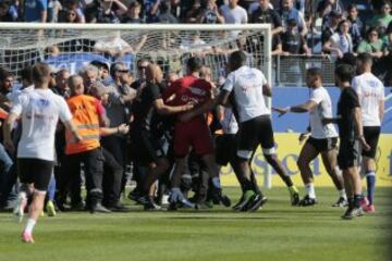 Las imágenes del ataque de los ultras del Bastia a jugadores del Lyon