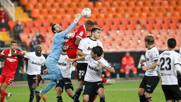 Aprobados y suspensos en el Valencia: A Jaume se le escapa el partido