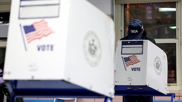 A man votes at PS 20 Anna Silver Elementary School, on Election Day for the 2024 U.S. presidential election in New York City, U.S., November 5, 2024. REUTERS/Andrew Kelly