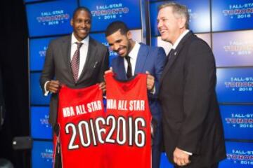 El mánager general de los Toronto Raptors Masai Ujiri y Drake durante la presentación de Toronto como sede del All Star.