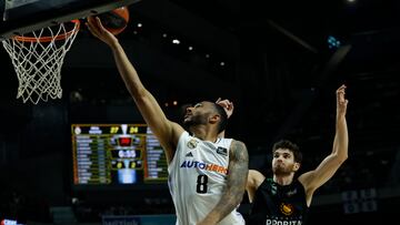 MADRID, 06/06/2023.- El alero húngaro del Real Madrid Adam Hanga (i) anota ante la defensa de Pep Busquets (i), alero del Joventut, durante el encuentro de semifinales de la Liga Endesa disputado entre el Real Madrid y el Joventut de Badalouna, este martes en el WiZink Center en Madrid. EFE/ Juanjo Martín
