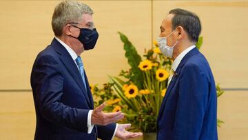 El presidente del COI Thomas Bach habla con el primer ministro japonés Yoshihide Suga durante una visita previa a los Juegos Olímpicos de Tokio 2020.